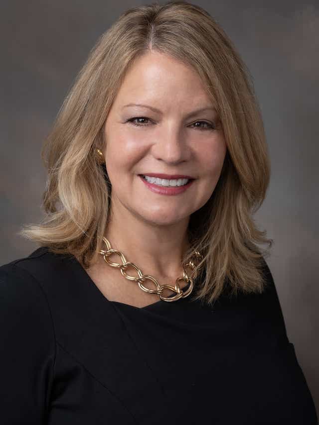 ALtitleindustry's tweet photo. #TitlePAC is glad to support Tuscaloosa Rep. Cynthia Lee Almond. Our Founders Circle members @titlelawyerjoe & @TRobbinsPhotog visited with @cynthiaalmond today to talk title. Did you know Rep. Almond is a title insurance agent herself @CapitolParkTtl? She’s #Good4Title https://t.co/3Zh816LZIU