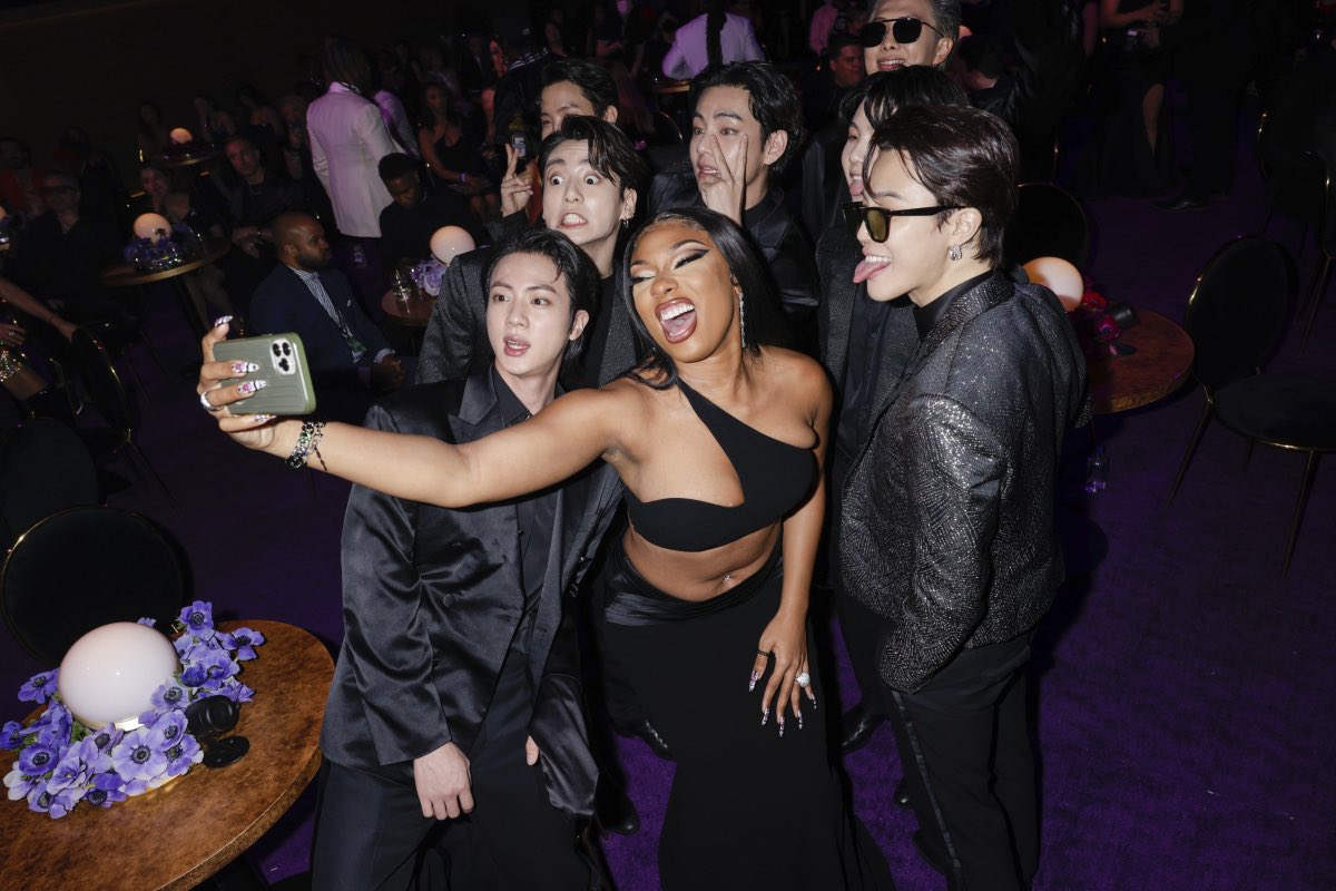KimOv15's tweet photo. ICONIC 😎💜 OH YEAHH
We love you so much guys!!!
WE ARE SO PROUD OF YOU BTS 💖🥺
#ARMYLovesBTS #OurProudBTS #BTS #BTSV #TAEHYUNG #RespectBTS https://t.co/b87GVCKuH7