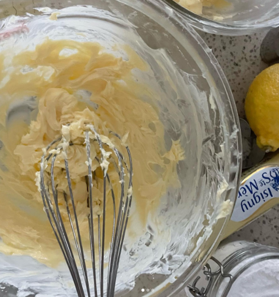 soIipsis's tweet photo. ᅟ 

         Atualizações sobre minha tentativa de fazer doces, pessoal. ~
Hoje consegui fazer esse belo bolo de limão siciliano! Preciso admitir que não foi de primeira, mas está delicioso, eu garanto. Alguém quer um pedaço? Sejam rápidos, porque já comi metade. (－ω－) https://t.co/PZRwCB8Z2A