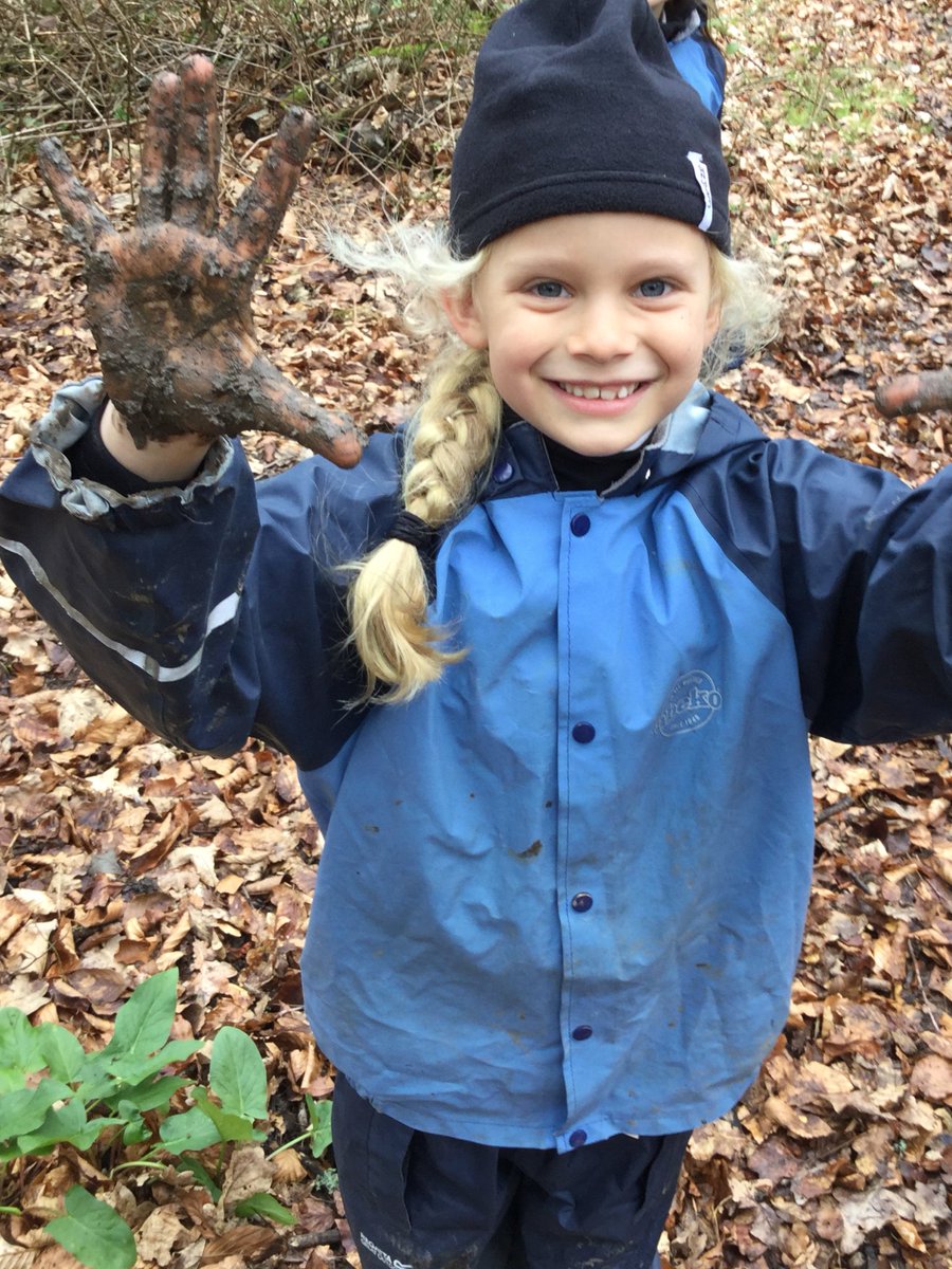 PipersForestSch's tweet image. Year 2 @PipersPrePrep had a busy forest school session climbing trees, building shelters and using the mud kitchen #Forestfun #PipersOutdoors #PipersForest