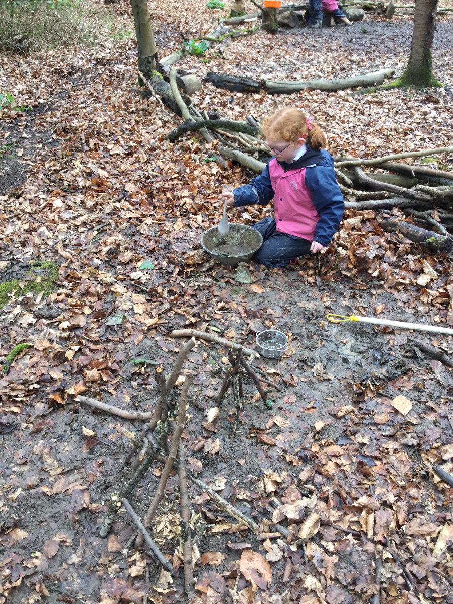 PipersForestSch's tweet image. Year 2 @PipersPrePrep had a busy forest school session climbing trees, building shelters and using the mud kitchen #Forestfun #PipersOutdoors #PipersForest