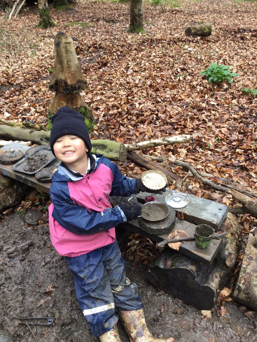 PipersForestSch's tweet image. Year 2 @PipersPrePrep had a busy forest school session climbing trees, building shelters and using the mud kitchen #Forestfun #PipersOutdoors #PipersForest
