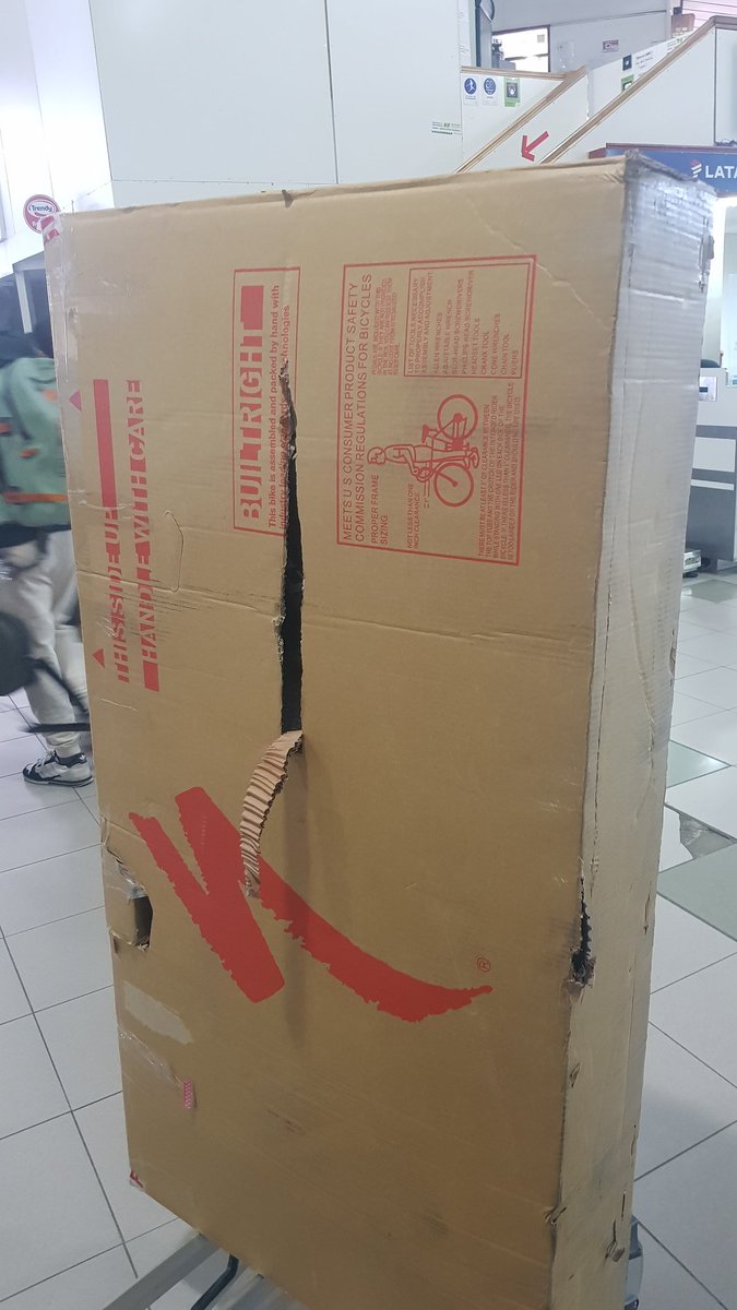 adolfopavez's tweet photo. #LATAM Al regreso del campeonato nacional de Ruta la bicicleta de carrera de mi hijo fue dañada en el vuelo LA73 SCL-BBA espero la pronta respuesta y reposición del material dañado. https://t.co/B1HRmwP71K