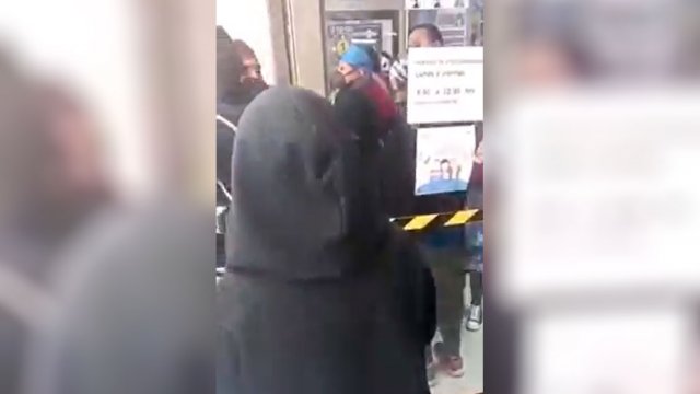 [Video] Comuneros mapuche sacaron a empujones a alcalde de Lebu y se tomaron el municipio #CooperativaContigo bit.ly/3J7hQL5