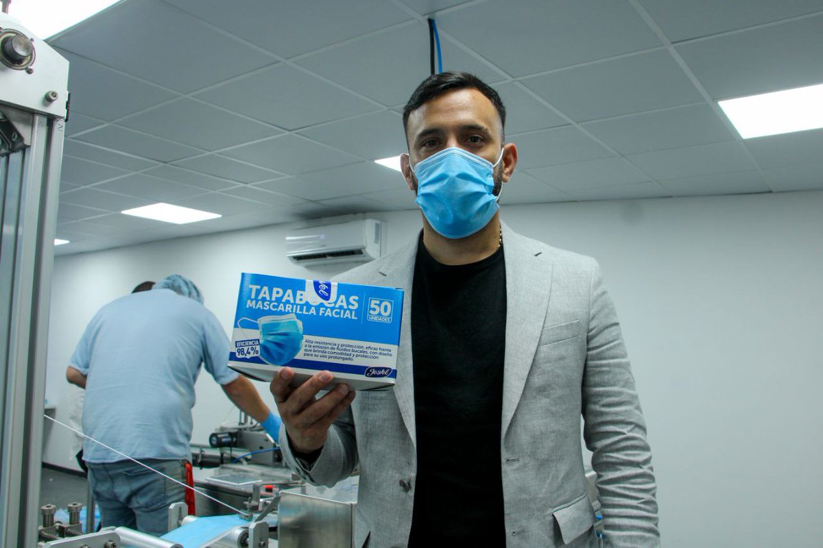 ricardojavierV's tweet photo. ¡Jesus Velandia es un ejemplo a seguir! Contaba con una fábrica de arequipe, durante la pandemia vio su oportunidad de poner en marcha un emprendimiento de tapabocas quirúrgicos más filtro 3M, con una máquina automatizada.
Para Velandia, Venezuela es el mejor lugar para invertir. https://t.co/l6eQ8fZMi7