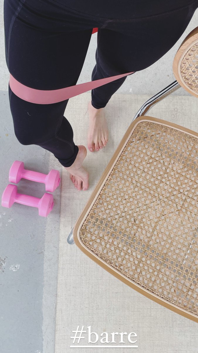 ellenceri's tweet photo. What is B A R R E?

Barre is workout class that combines ballet-inspired moves with elements of Pilates, Yoga and strength training. 

Barre also focuses on high reps of small range movements - this is the real difference between barre and other workouts - it’s the isometric mo https://t.co/o2ZQoVS0Fl