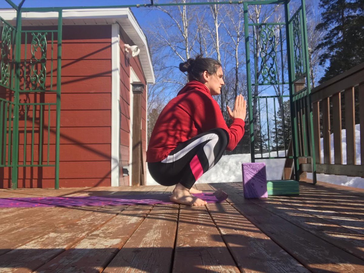 JoleneBouchard's tweet photo. First outside session this year! And first post-Covid yoga 🙌☀️🙌☀️
@MyPeakChallenge 
@MountainPeakers 
@SamHeughan 
@fitmooney https://t.co/OtbvSjoEs8