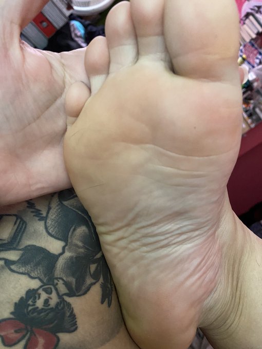 These wrinkles are as deadly as my stare. Findom femdom footdom https://t.co/yuXOH6v3d1