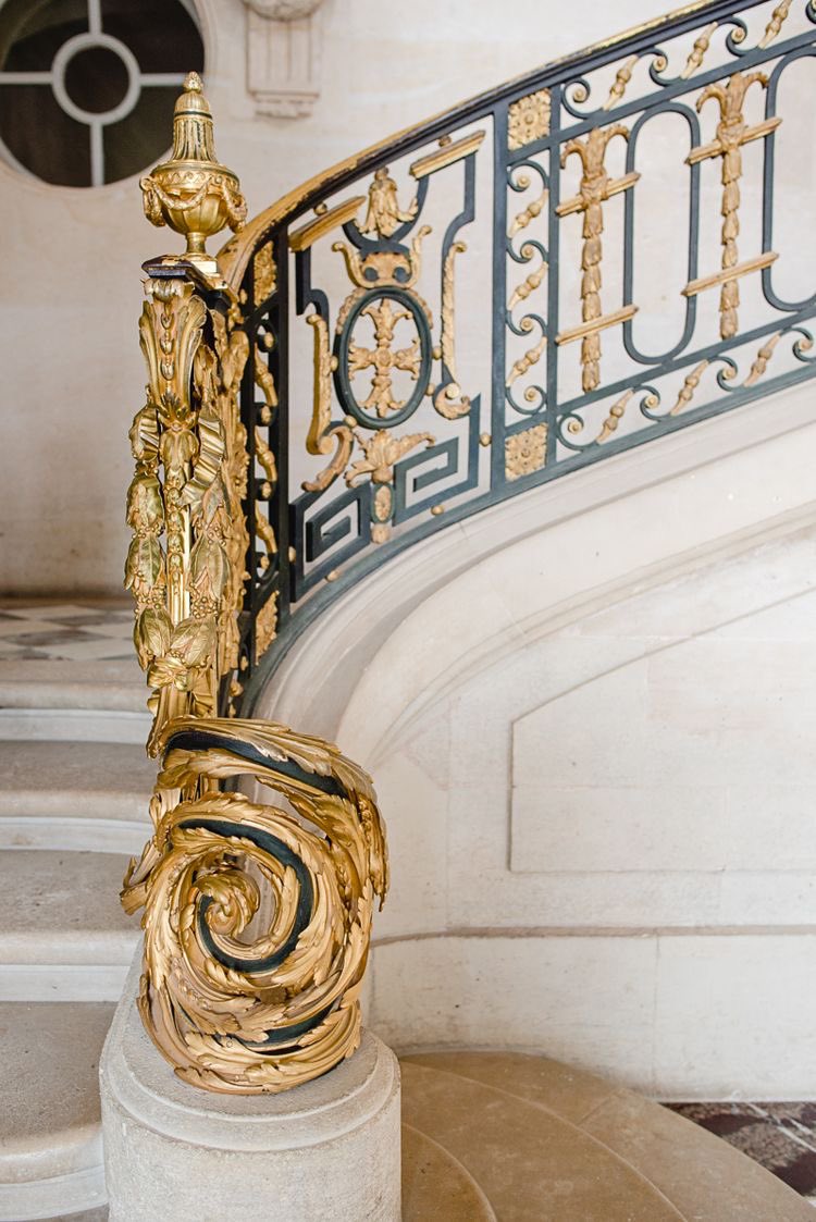 AmberScholl's tweet photo. ok y’all…i’m having my dream swirly staircase built &amp; can’t decide on a color…BLACK &amp; GOLD OR ALL BRASSY GOLD?! help a sister out what’s most ridiculous https://t.co/lncUjvIkOT