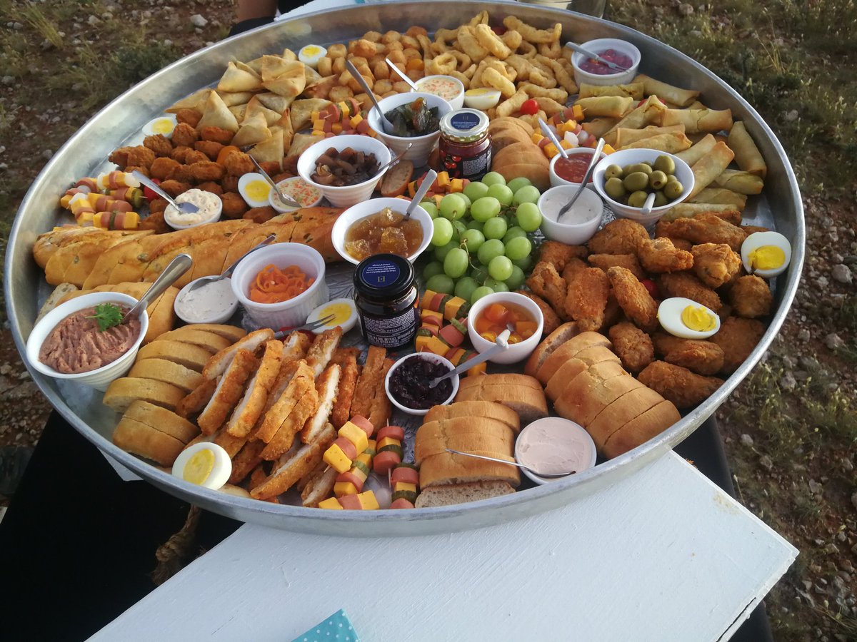 This is how we do it.
La journée du hier avec le sundowner drink à Lapa Lange Game Reserve. Ce matin, une photo du group.