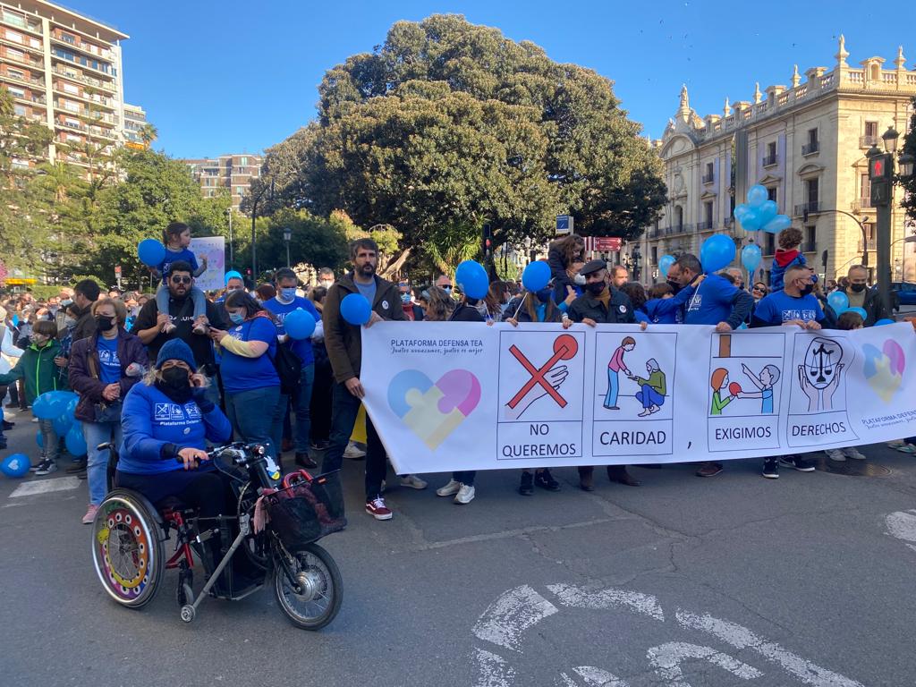 XFragil_CV's tweet photo. El sábado 2 de abril #DiaMundialAutismo participamos en la Marcha por el #Autismo  organizada por @defensatea y con apoyo de otras asociaciones y la nuestra,para reivindicar los derechos de las personas con autismo y sus familias.Nuestro Luis tocaba en batucada @AutismoFESPAU https://t.co/gDAj3EfW6t