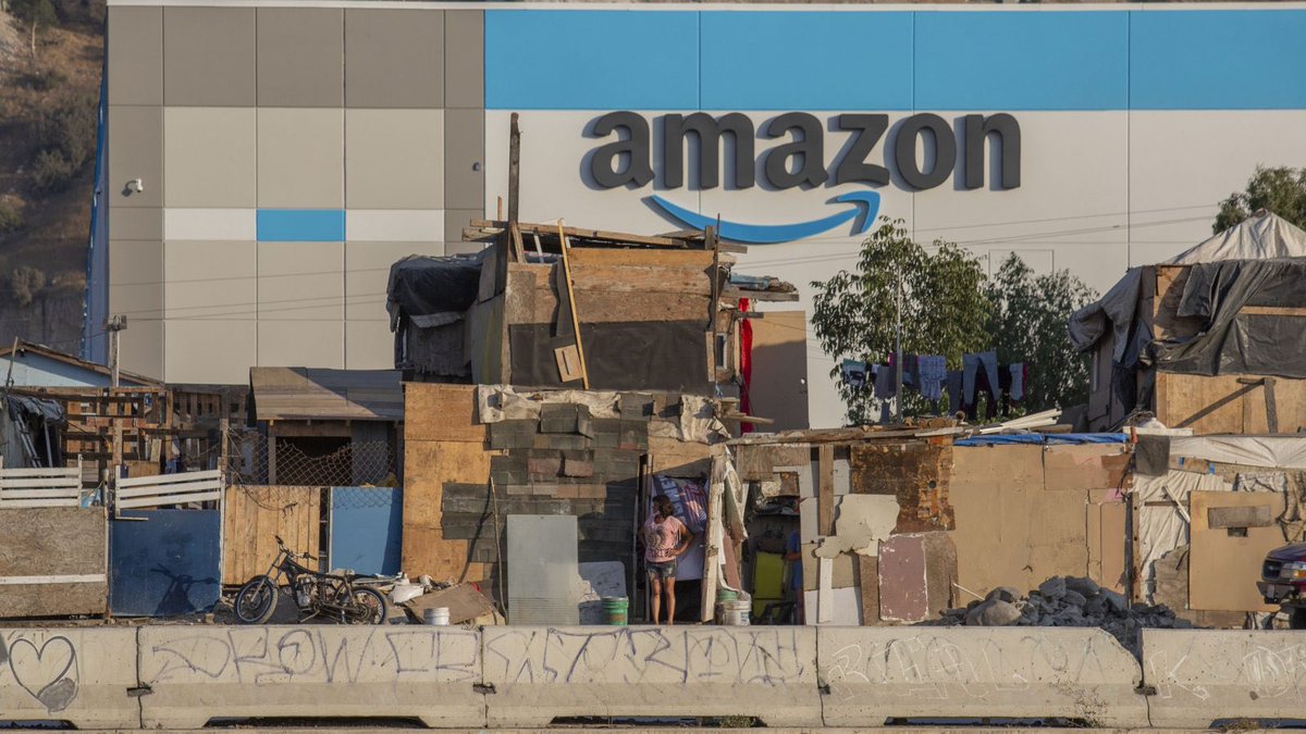 ConnorG38542376's tweet photo. @GEO102SUNY This is an Amazon warehouse that was built on the border of the U.S.A and Mexico https://t.co/4yNFi2KfeX https://t.co/bjt0444RB4