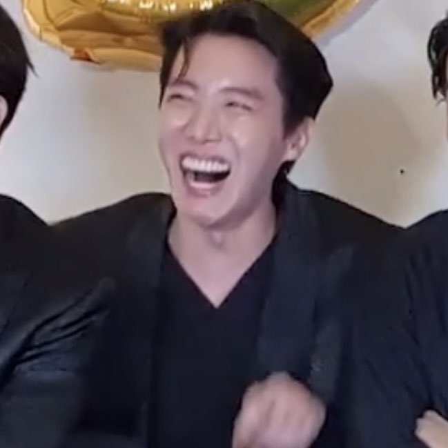 jhopefolder's tweet photo. our professional king, you did great! #WeLoveYouHoseok https://t.co/uVVvnSLTdI