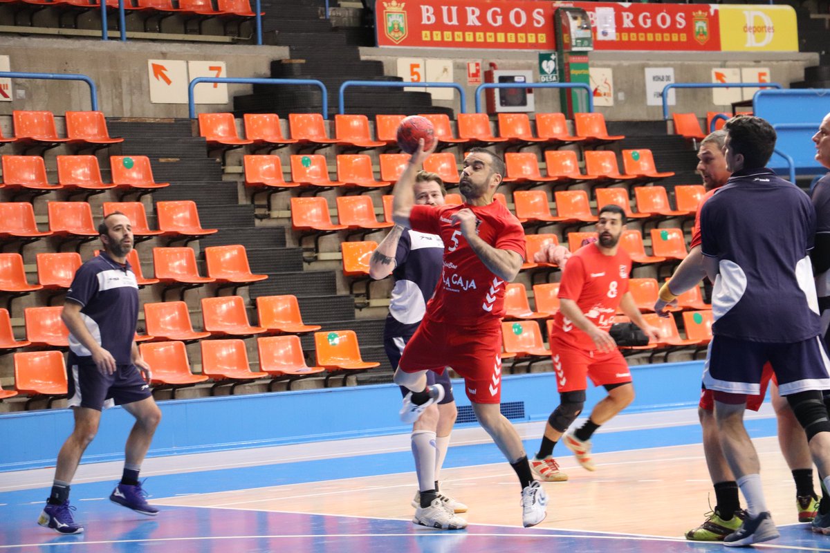 BalonmanoBurgos's tweet photo. 𝗩𝗘𝗧𝗘𝗥𝗔𝗡𝗢𝗦

Nuestro equipo de 'leyendas' Restaurante La Caja CoffeBur disputó un amistoso ayer en El Plantío contra Balonmano Veteranos Cantabria en el que el bloque cidiano cayó por 20-23. 

Gran mañana en la que todos disfrutaron del 40x20 y del pre y post partido.😉 https://t.co/h9cxA94Gha