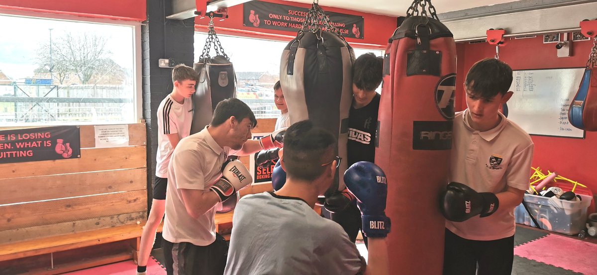Great working with @SelbyHighPE year 11 teaching some boxing skills and introducing @boxinginschools @BoxingTutor great group of kids! All took part and put the work in!! Look forward to the new term! Well done! Pleasure to teach! Good luck with your exams 👏🥊@surgeboxfit