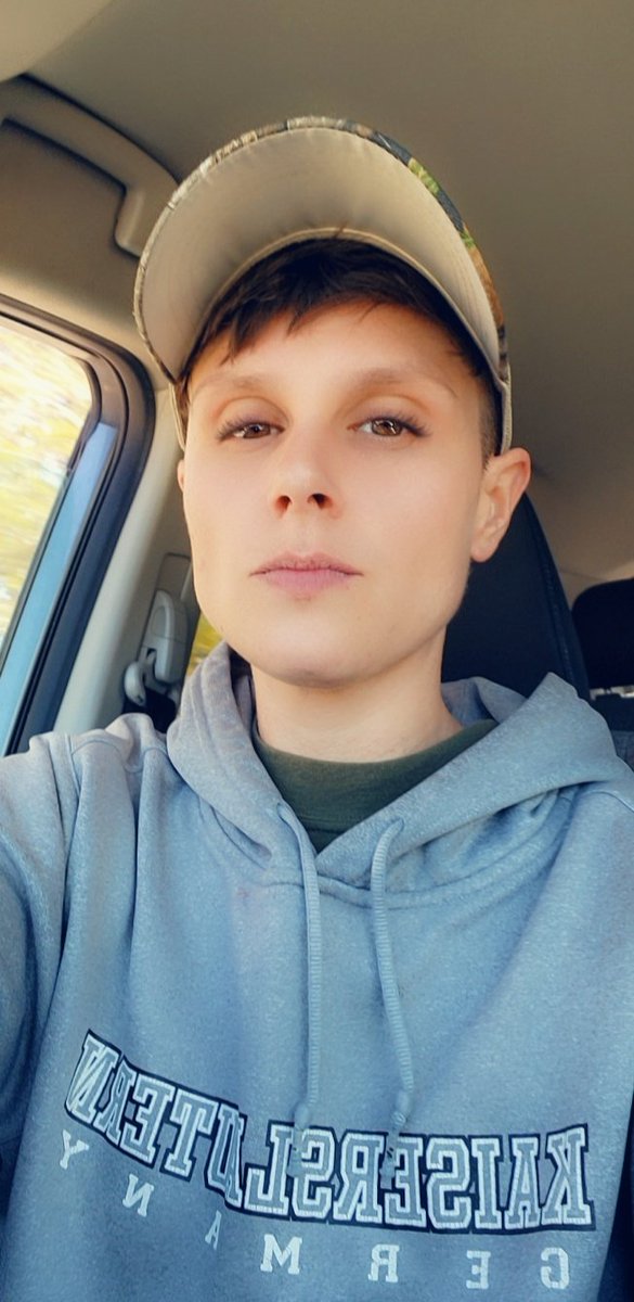 She likes my T-shirt
She likes my old boots
Likes to slow dance
To some old school
She'll take a full moon over those city nights
I ain't scared to get all up in them fire lights
Yeah, I can smooth it out
I can stick it up
I guess that's why she can't get enough