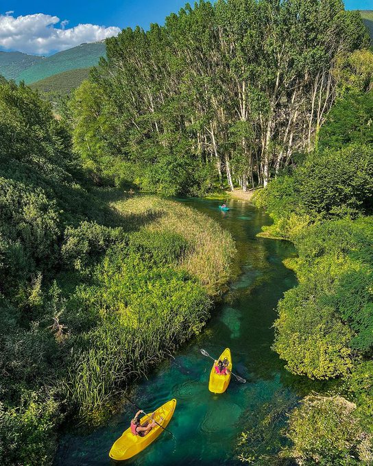 クリスタル色の川で冒険中🛶 📌ティリーノ川 @italia from @YourAbruzzo📸IG francescotauro_