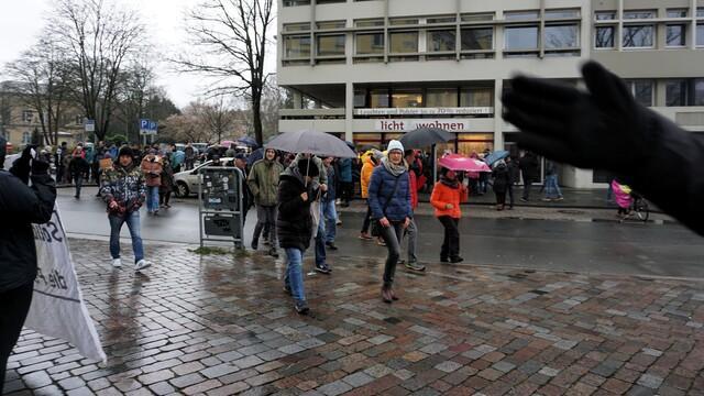 solidarischol's tweet photo. Heute fand in #Oldenburg eine Versammlung von #FreieOldenburger statt. Es kamen etwa 100 Corona-Rechte und damit weniger als letzte Woche Bekannte Gesichter die teilgenommen haben sind #IB-Anwalt und #noAfD|ler Gerhard Vierfuß, Thomas Hoyer (VAB) und Jeanette Harmjanz (#dieBasis) https://t.co/uy32GzUu61