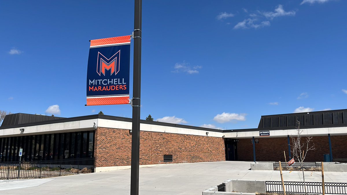 GWally3's tweet image. Got to chat with Principal Smith at #mitchellhs in @CSSD11 today about the school’s turnaround plan. 
Big meeting with @codepted on April 12 which will shape the school’s future. 
Natch’ we’ll have coverage of all that in the @SEExpressNews
