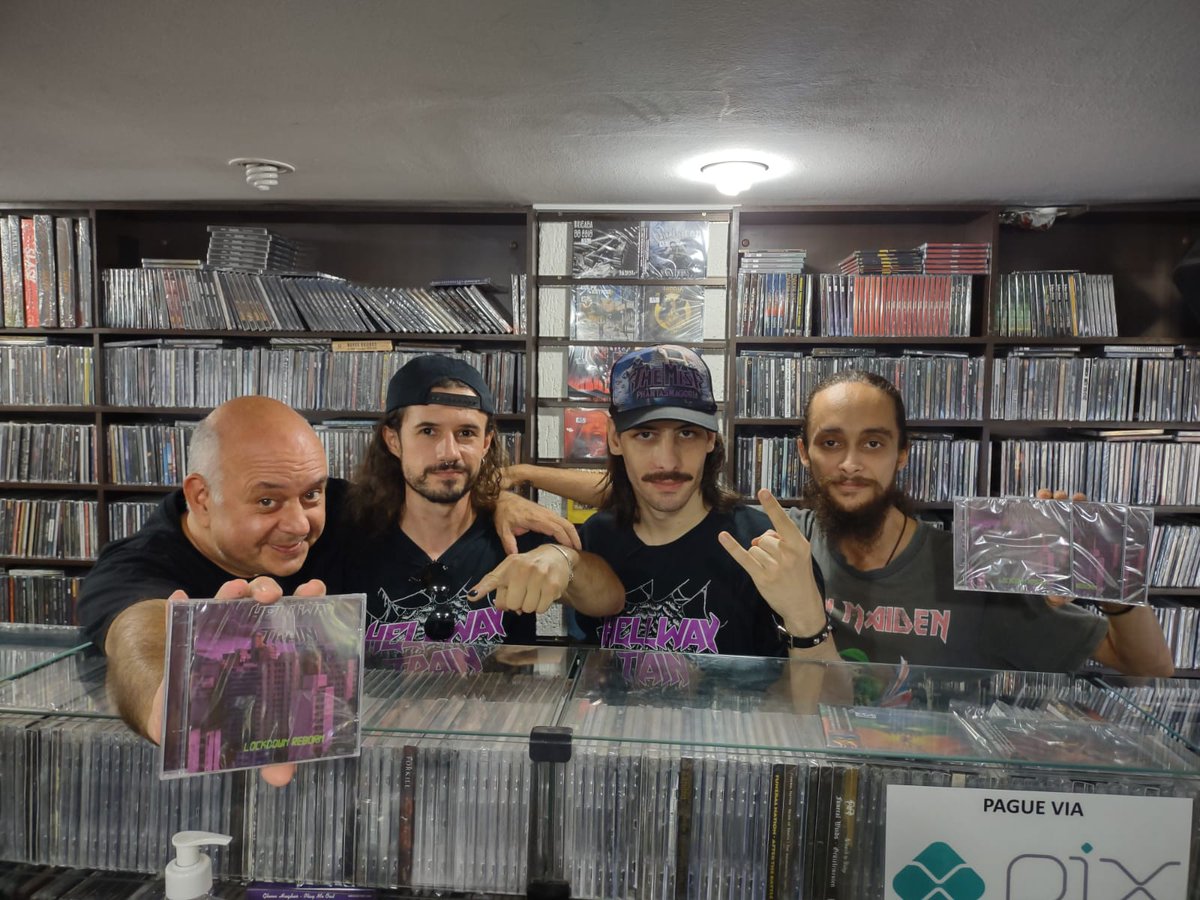 diehardrecords's tweet photo. Nossos amigos @hellwaytrain de BH, finalmente nos visitando. A primeira remessa dos CDs vendemos em tempo recorde!!!🎸💀👿🚂🤘🎙️
Em destaque em: https://t.co/36luGwhwF9
#hellwaytrain #heavymetal #metalmusic #music #diehardrecords #cds #collectibles. https://t.co/Qvxe5B6OO2