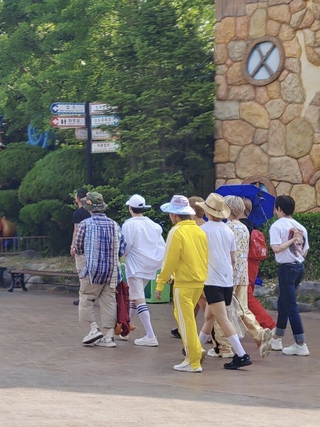 golflefleur's tweet photo. finding stray kids’ teaser vs the actual show https://t.co/T1Tus4V0DW