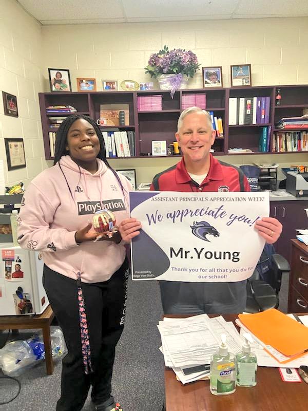 RidgeView_StuCo's tweet photo. It is National Assistant Principals Week and we surprised our favorite administrators today!! Thank you for all that you do for @rvhs students and staff! 💜💜💜 https://t.co/7wbAdfM6JR