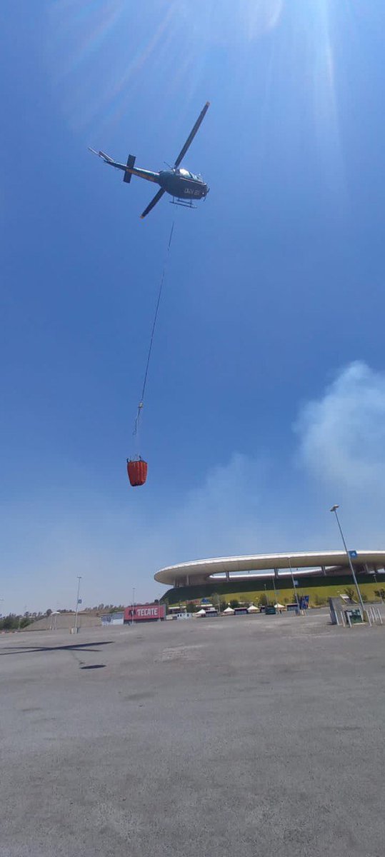 Meganoticias's tweet photo. #TomaTusPrecauciones Reportan #IncendioForestal en paraje #ElColli, dentro del #ANP @BosquePrimavera, en #Zapopan. Combaten @SemadetJal, @CONAFOR y @UMPCyBZ con apoyo de #Witari y #Tláloc
En total combaten 63 elementos de los tres niveles de gobierno.
💻https://t.co/9jOQ3EQCam https://t.co/CzT9MDyInL