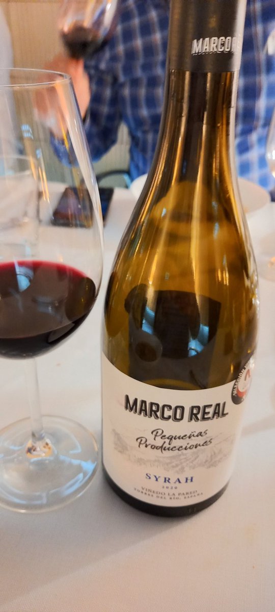 A las buenísimas noches #winelovers <a href="/vinosnavarra/">Vinos Navarra</a> Marco Real Pequeñas Producciones #Syrah 2020 #bodegasmarcoreal En nariz notas florales, especiadas, fruta negra, pimienta, entrada en boca con carácter, intensidad, buena acidez, un punto balsámico. Buen Rcp😃
#mimundodelvino