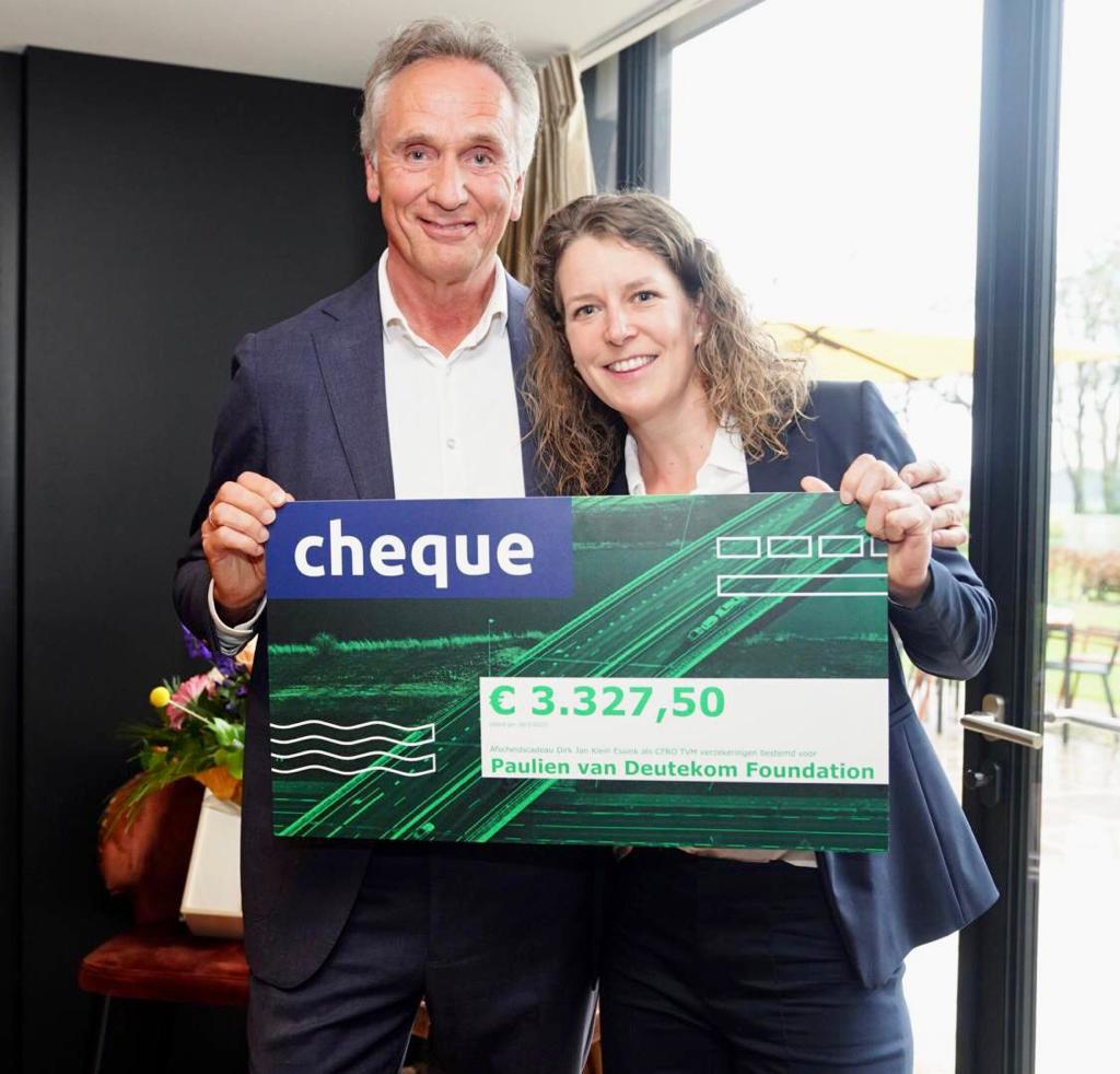 Paulien van Deutekom Foundation (@paulienvdfound) on Twitter photo Dirk Jan Klein Essink heeft afgelopen donderdag na 16 jaar afscheid genomen van TVM. Als afscheidscadeau vroeg Dirk Jan een donatie voor de Paulien van Deutekom Foundation. Paulien is oud-schaatser van de TVM schaatsploeg. Een bedrag van 3.327,50 euro! Bedankt! <a href="/tvmnl/">TVM verzekeringen</a> <a href="/Ireenw/">Ireen Wüst</a> 💛 Dirk Jan Klein Essink heeft afgelopen donderdag na 16 jaar afscheid genomen van TVM. Als afscheidscadeau vroeg Dirk Jan een donatie voor de Paulien van Deutekom Foundation. Paulien is oud-schaatser van de TVM schaatsploeg. Een bedrag van 3.327,50 euro! Bedankt! <a href="/tvmnl/">TVM verzekeringen</a> <a href="/Ireenw/">Ireen Wüst</a> 💛