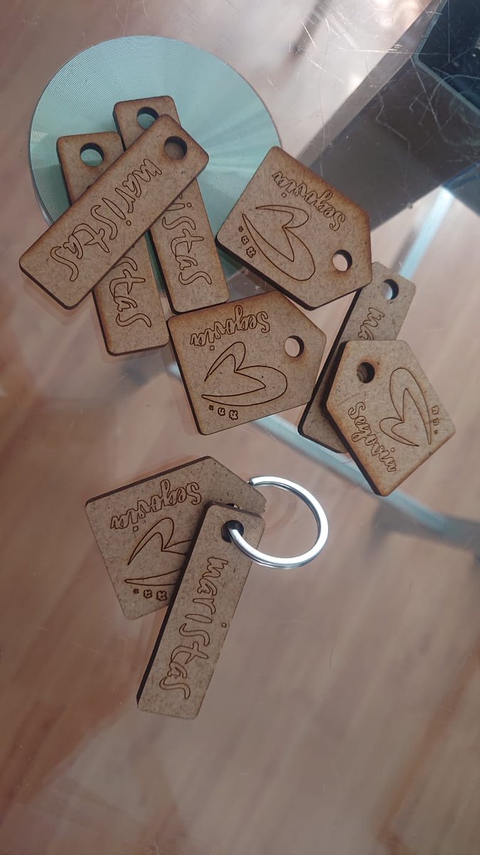 maristassegovia's tweet photo. Los alumnos de 1° Bach de Dibujo Técnico ponen a la venta en los recreos de mañana, martes 5 y pasado, miércoles 6; llaveros, juegos de mesa, estantería... Fabricados por ellos con maquinas de CNC en colaboración con la @IEuniversity. Todo para autofinanciar su #proyectoSER https://t.co/jjvVA6ZXcn