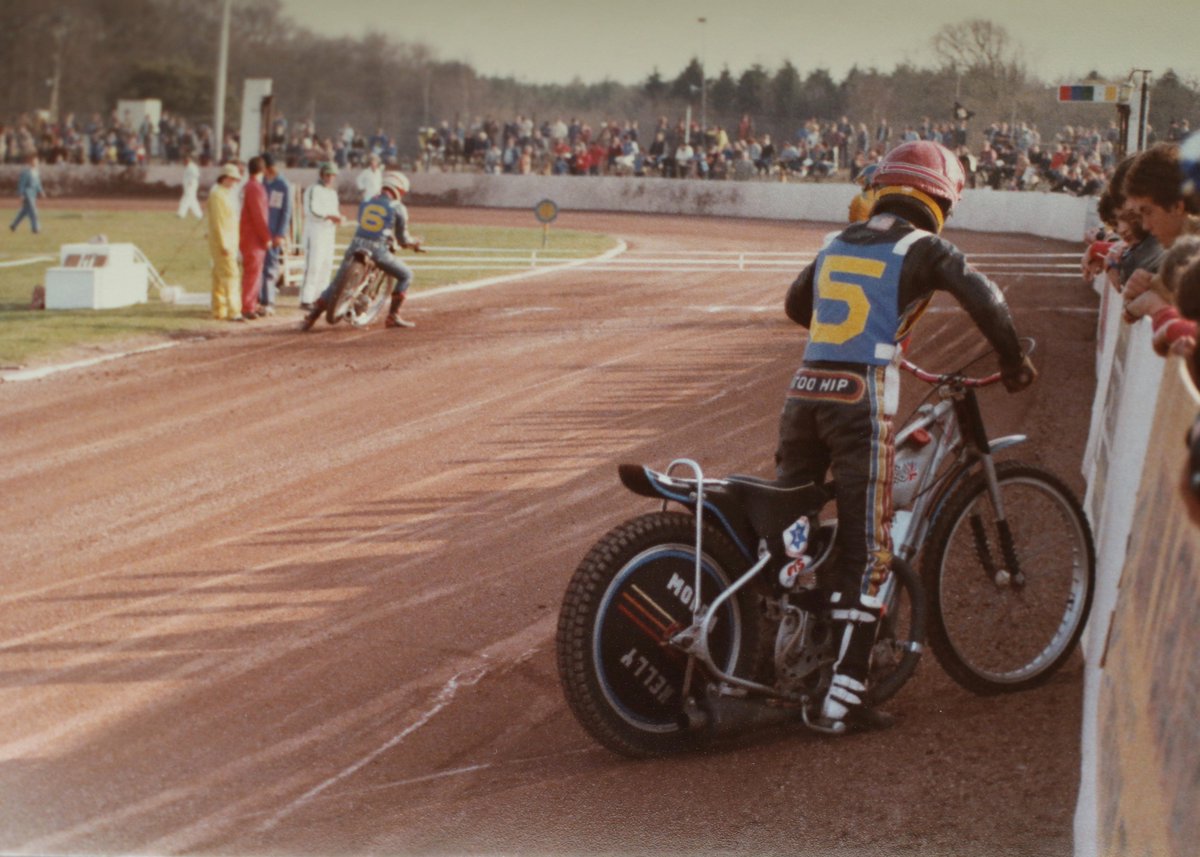 UprightSpeedway's tweet photo. Someone sent me a batch of photos today and this was amongst them. Kelly done this before the start of every race as far as I remember and yes, you could pat him on the shoulder as he done it. Fabulous, fabulous times at @eastbournespeed
He was indeed #TooHip https://t.co/HplUqRjs5O