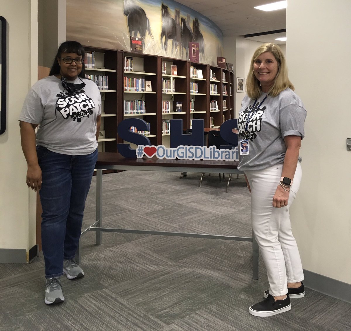SHSmustangsread's tweet photo. What a sweet start to National Library Week! @GISDReads @GISDTLD @GISDEffect @SHS_Mustangs https://t.co/2w6I7EWutK