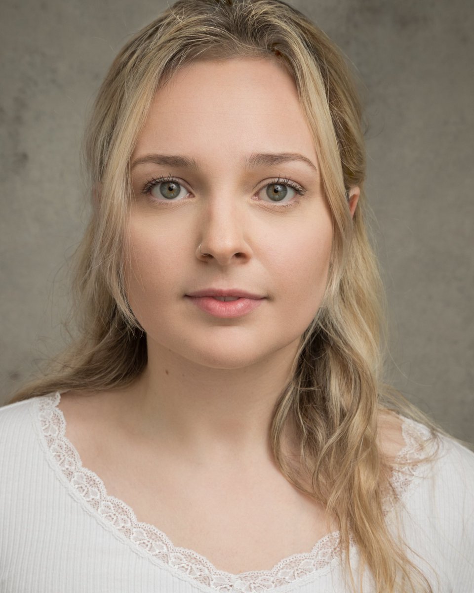 IzzyWebb6's tweet photo. @FionaCrossUK Hello! My name is Izabella. I trained at ArtsEd and would love to be considered for this role. I have a playing age of 18-25 with an RP accent ✨ https://t.co/LiqQMgngE4 https://t.co/KyYRpDLF2E