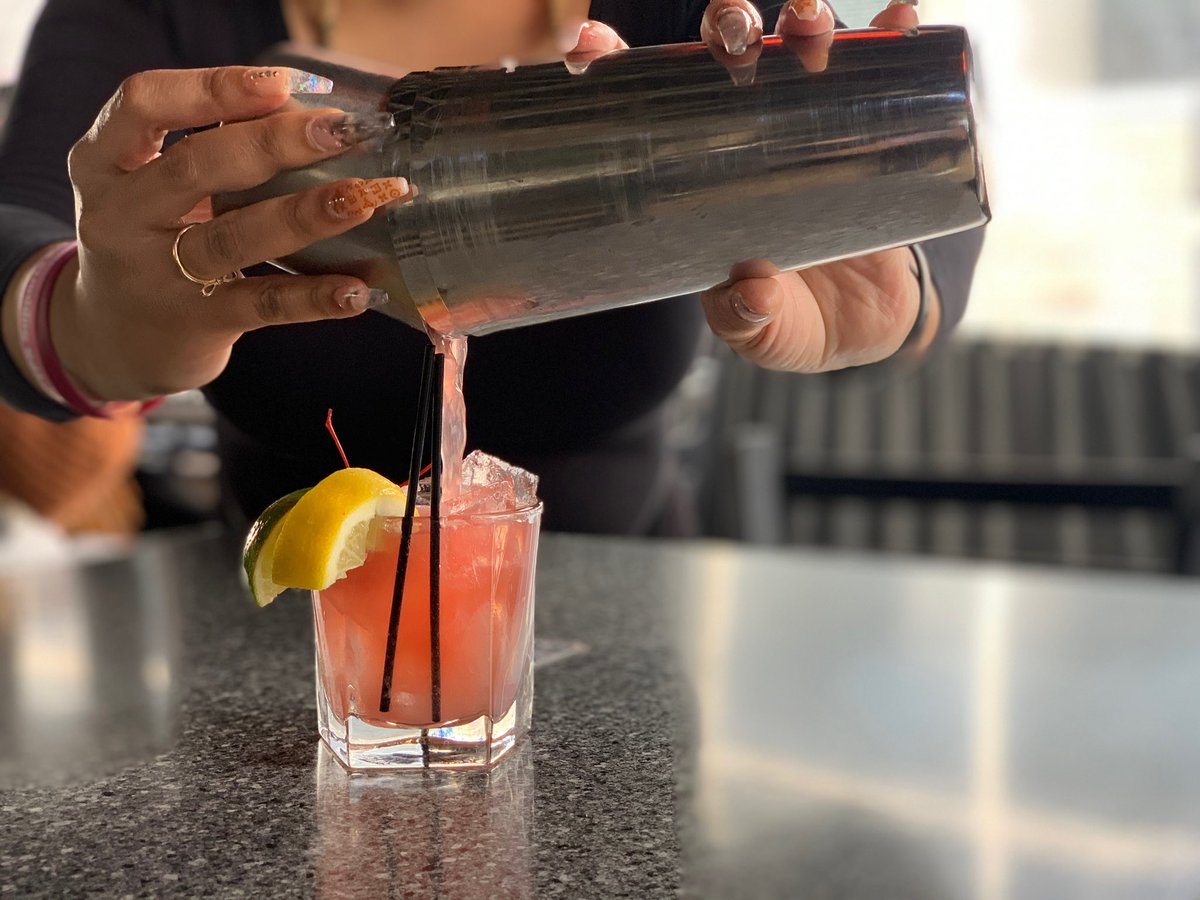 Dantannas's tweet photo. You know what to do…🍹

Come shake off those Mondays with our Daily Happy Hour. 🥳

#eatdantannas #atlhappyhour #atlantahappyhour #atldrinks #atlcocktails #shopsaroundlenox https://t.co/BOHcR8MOl4