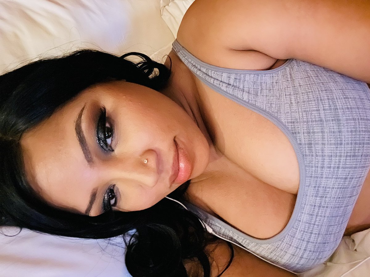 Shawndrell_1's tweet photo. Lawd! Somebody said, I brought all the B’ham GRITS to Vegas 😜 And baby they can’t handle it either I need a bodyguard next year!🥴🤣♥️💀😭💕😫 #grammys2022 #shawndrell #SheUpNext 🥳✨🏆💕 https://t.co/ZDGGoQd1T3
