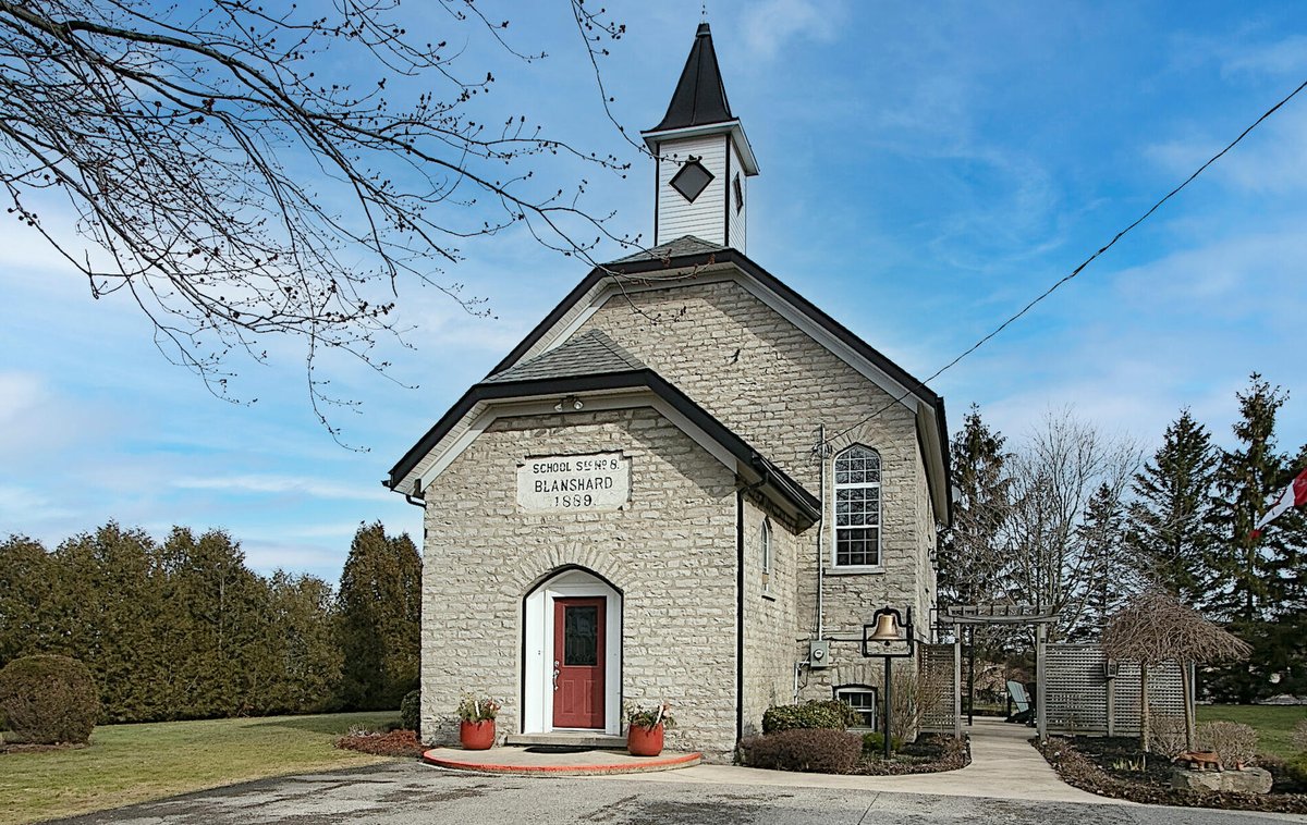 ShackletonsREAS's tweet image. JUST LISTED: 1772 Perth Line 139, Rannoch
MLS # 40222996 | List Price $859,000 | Agent - Fern Pridham 

Stunning Limestone Home, originally a schoolhouse in 1889, is beautifully appointed inside and out.

shackletons.ca/listing/1772pe…