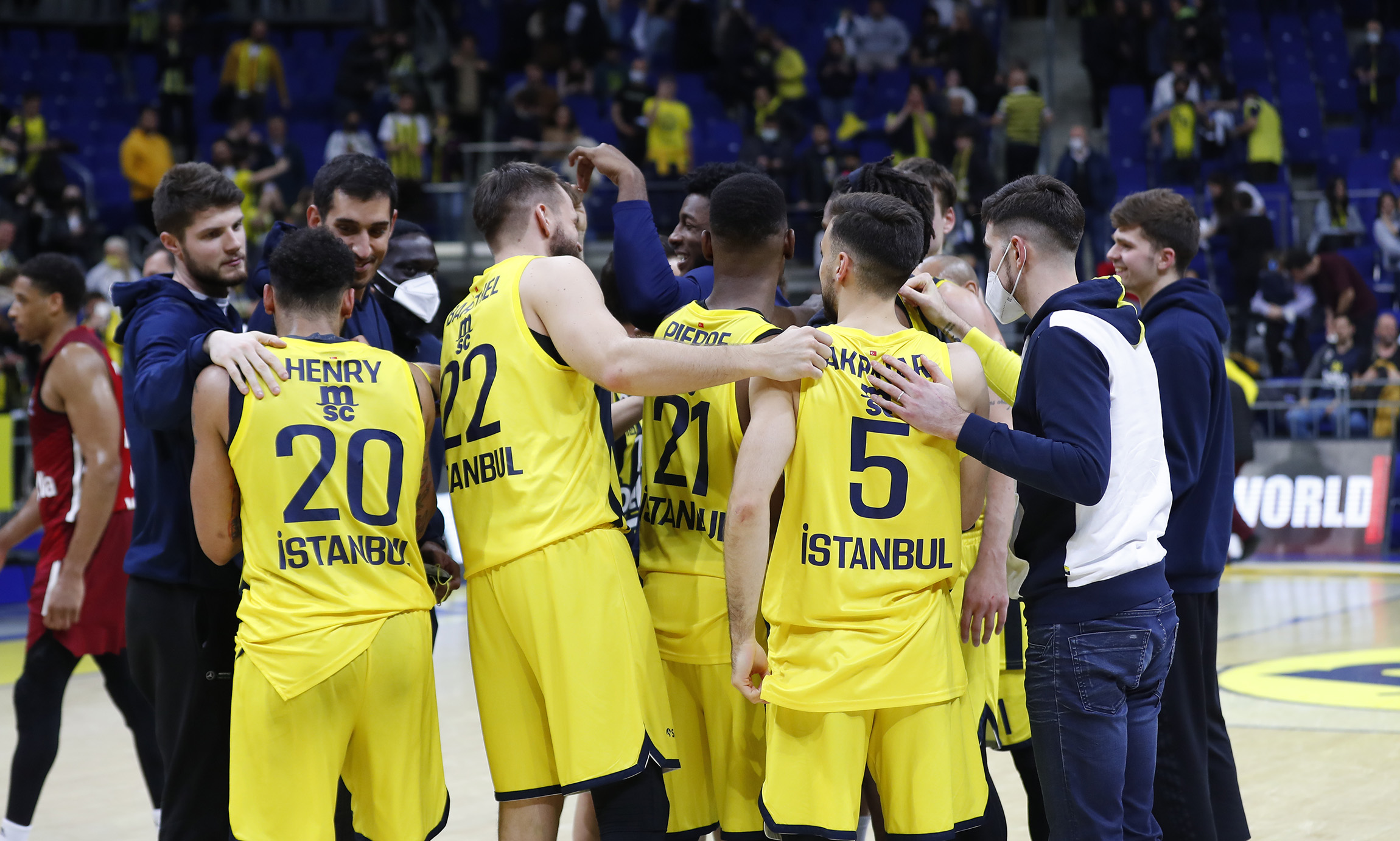 Fenerbahçe Beko'lu Oyuncular Galibiyeti Kutluyor
