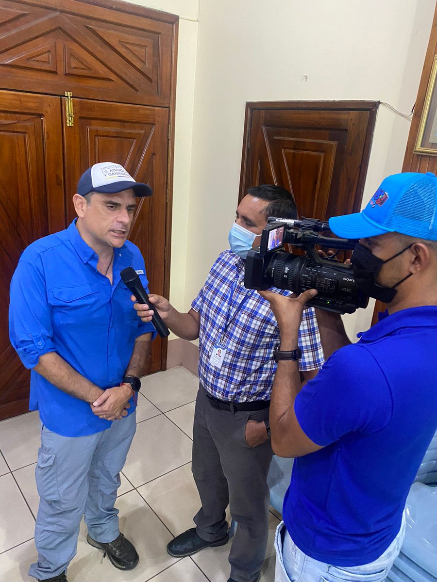 JuanElPerez68's tweet photo. ¡#LaTierraNosUne! 

@johnhillp, Director Distrital de @AgriculturaGua firmó un convenio de cooperación interinstitucional con el #GAD del cantón #ElEmpalme, con el objetivo de entregar títulos de propiedad de tierras a pequeños agricultores y ganaderos. #JuntosCumplimos https://t.co/ZEr1mUUqw0