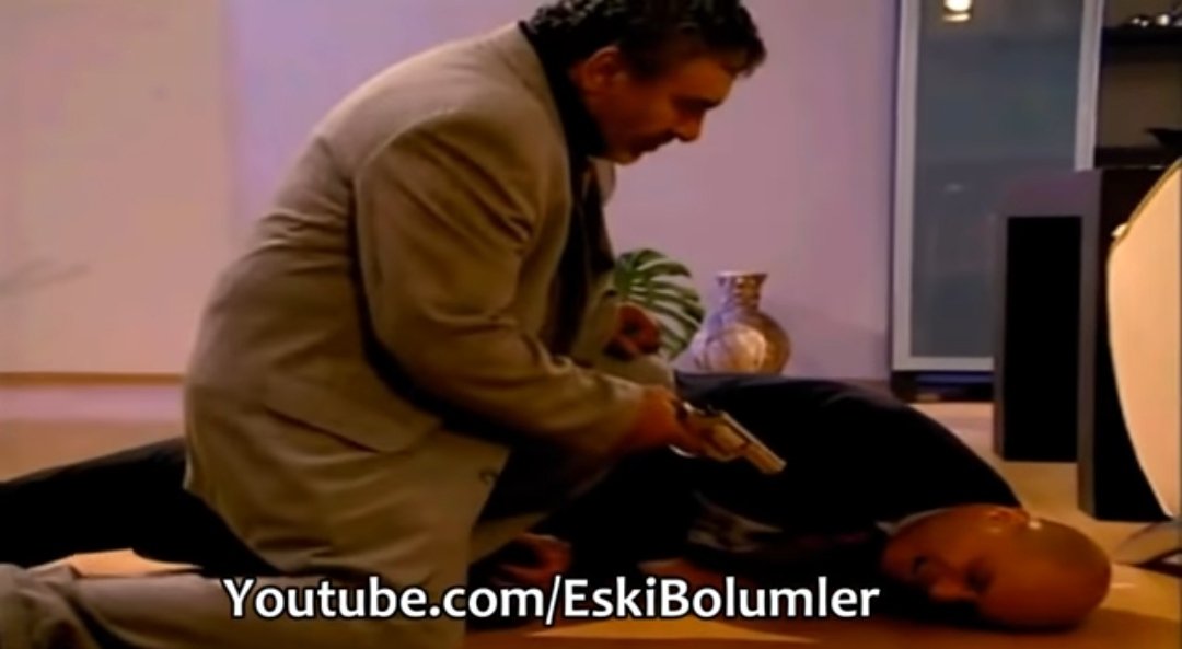 Kurtlar Vadisinin ilk sezon finalinde Tuncay Kantarcı sol bacağını yanlışlıkla Dua'ya doğru uzatır ve "ayağın kırılsın tuncay." Deyip kendisine kızar. ardından aynı bölümde Seyfo Dayı tarafından sol bacağına kurşun sıkılır..