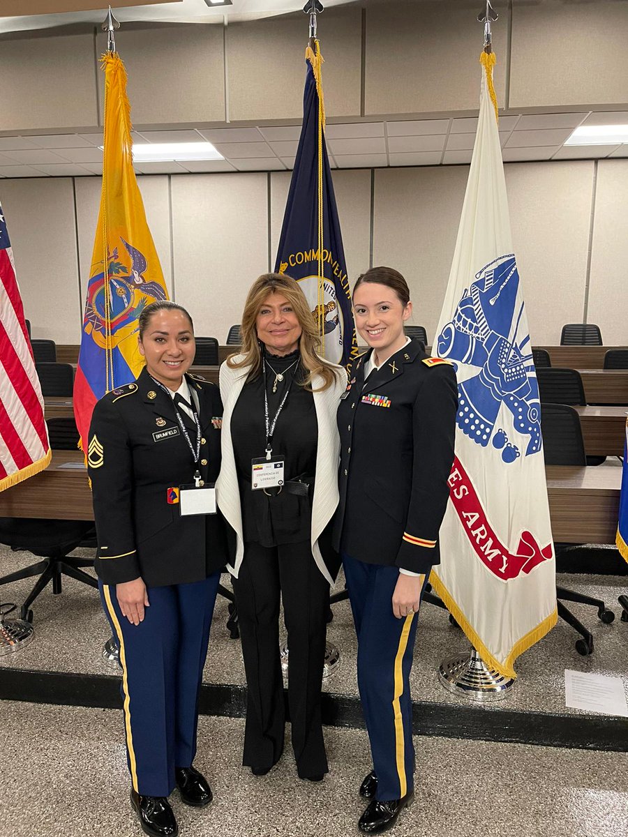 EmbajadaEcuUSA's tweet photo. Ambassador @ivonnebaki was very pleased to meet 1Lt Logan England a young woman as Field Artillery Officer !! 🤗Everyday more women are encourage to venture into new fields according to their dreams👍👮‍♀️����‍🏭👩‍💼👩‍🔬 @ComunicacionEc https://t.co/HMo48m1m4y