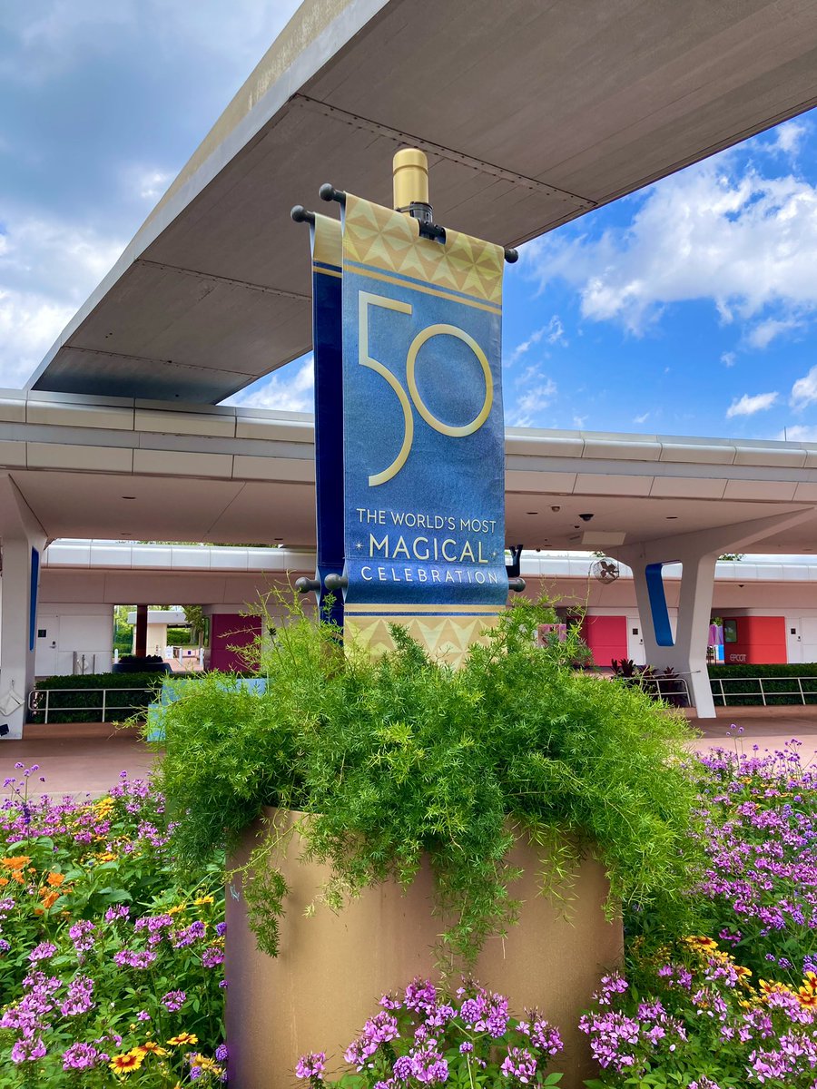 letsgobacksoon's tweet photo. I thought I was gonna eat everything in the world showcase Instead I ate a single delicious honey chicken flatbread, got a belly ache, and decided I was beyond full. #epcot #flowerandgardenfestival #nexttimegadgetnexttime https://t.co/84pDoXlNhY