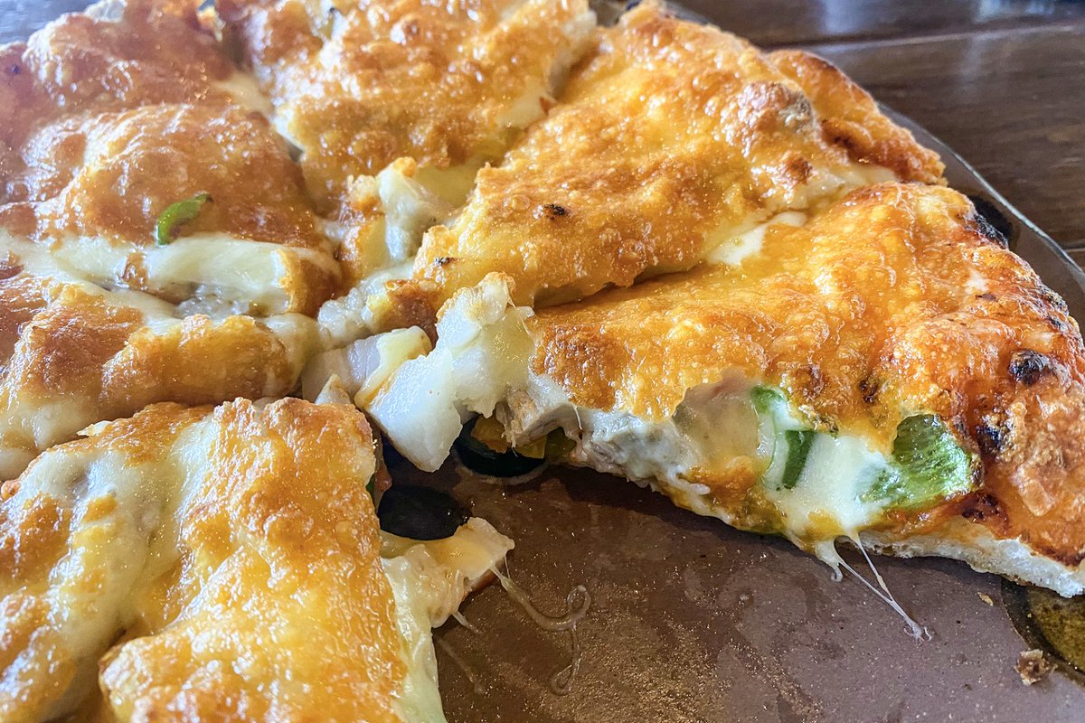 Feel_OKINAWA's tweet photo. 美味くないわけがないピザとオーシャンビューの絶景が至福すぎる…

丘の上の穴場カフェ
「ピザ喫茶ミモザの木」南城市

那覇空港から車で約30分

看板メニューの小谷ピザは
自家製スーチカー(豚の塩漬け)と島野菜を入れてチーズをたっぷりトッピング

食べ応えありそうだけど案外あっさり食べれたよ！ https://t.co/FQxl8t7H7N