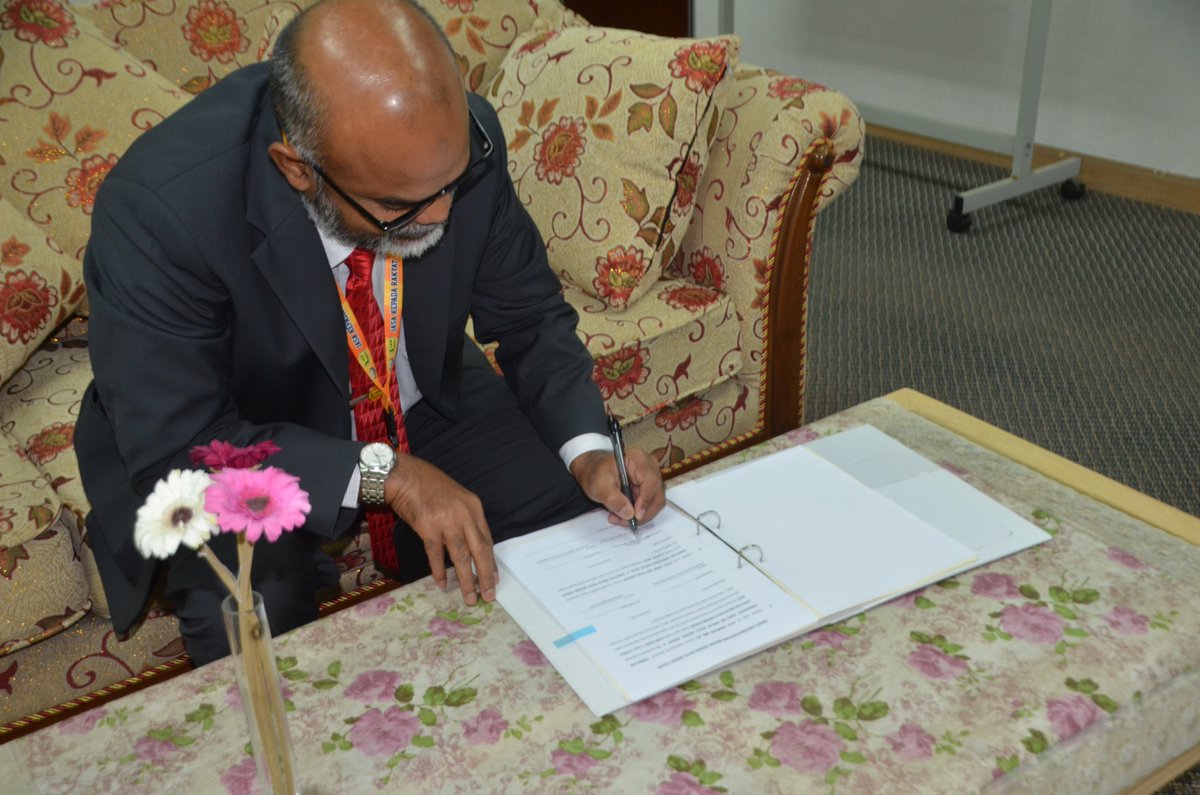 JKRPERAK's tweet image. Penyerahan Nota Serah Tugas yang disempurnakan oleh Pengarah Jabatan Kerja Raya Negeri Perak, Tuan Ir Hamdan kepada Tuan Syed Zubir, sebagai Timbalan Pengarah Kerja Raya Negeri Perak berkuatkuasa pada 4 April 2022 @JKRMalaysia @IrZulkefly @IrHamdanAli