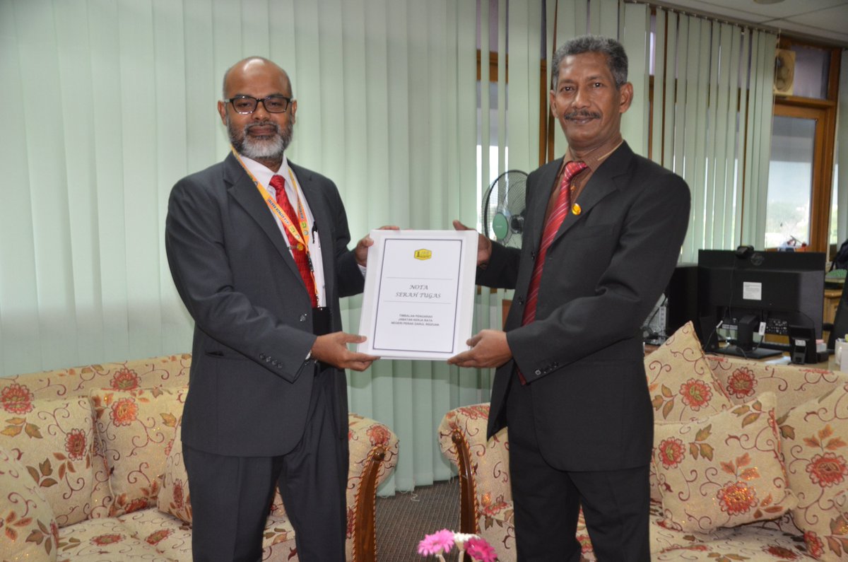 JKRPERAK's tweet image. Penyerahan Nota Serah Tugas yang disempurnakan oleh Pengarah Jabatan Kerja Raya Negeri Perak, Tuan Ir Hamdan kepada Tuan Syed Zubir, sebagai Timbalan Pengarah Kerja Raya Negeri Perak berkuatkuasa pada 4 April 2022 @JKRMalaysia @IrZulkefly @IrHamdanAli
