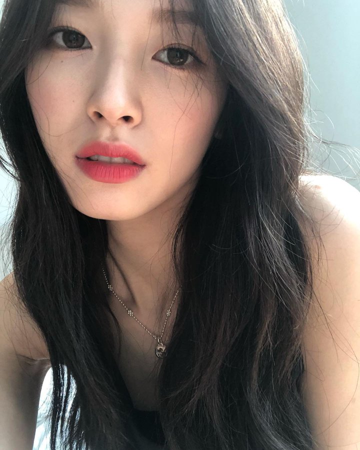 Marjtineau's tweet photo. a new post unlocked! 🔓

the 23 y.o Arinnie's set of photo has been posted on my official instagram. relished my free day after our comeback moment. not forgetting to play Dun Dun Dance song, started my sunny beautiful morning. https://t.co/LKZhaxrdXH