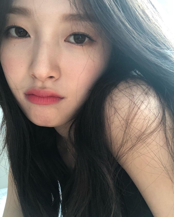 Marjtineau's tweet photo. a new post unlocked! 🔓

the 23 y.o Arinnie's set of photo has been posted on my official instagram. relished my free day after our comeback moment. not forgetting to play Dun Dun Dance song, started my sunny beautiful morning. https://t.co/LKZhaxrdXH