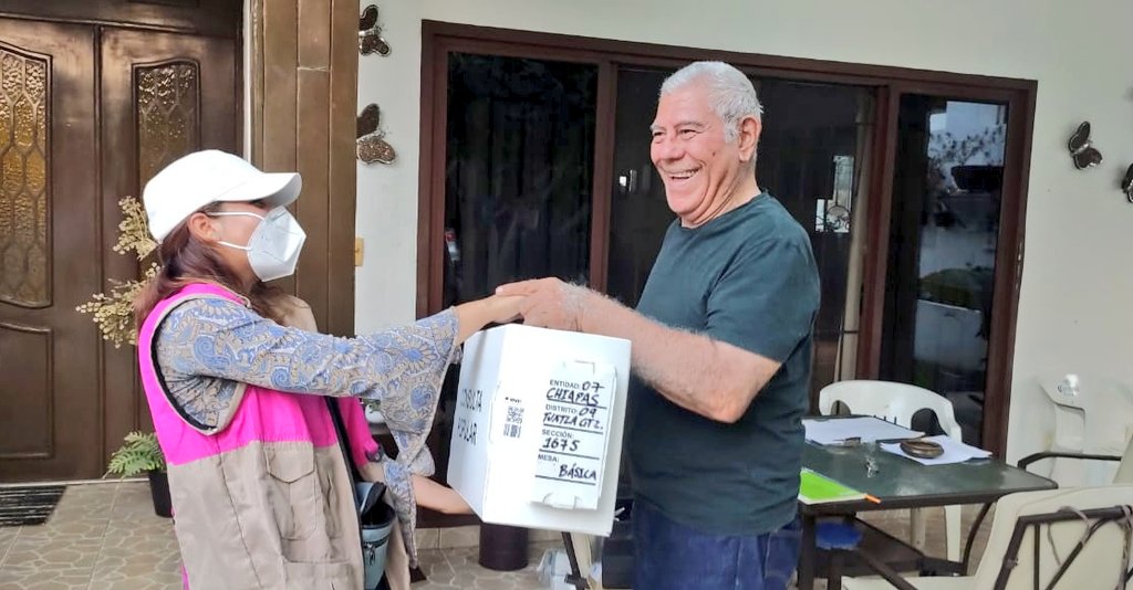 INE_Chiapas's tweet photo. FUNCIONARIO DE CASILLA || ✳ El presidente de la casilla 1675 B en #TuxtlaGutiérrez del Dto 09 @INETuxtlaChis recibe con gran emoción su paquete electoral 🤩. 
Él contará los votos de sus vecinas y vecinos 🙋‍♀️🙋🙋‍♂️
¡Gracias por participar!
¡La #RevocaciónDeMandatoVa y va muy bien! https://t.co/XL4aO1F8Cw