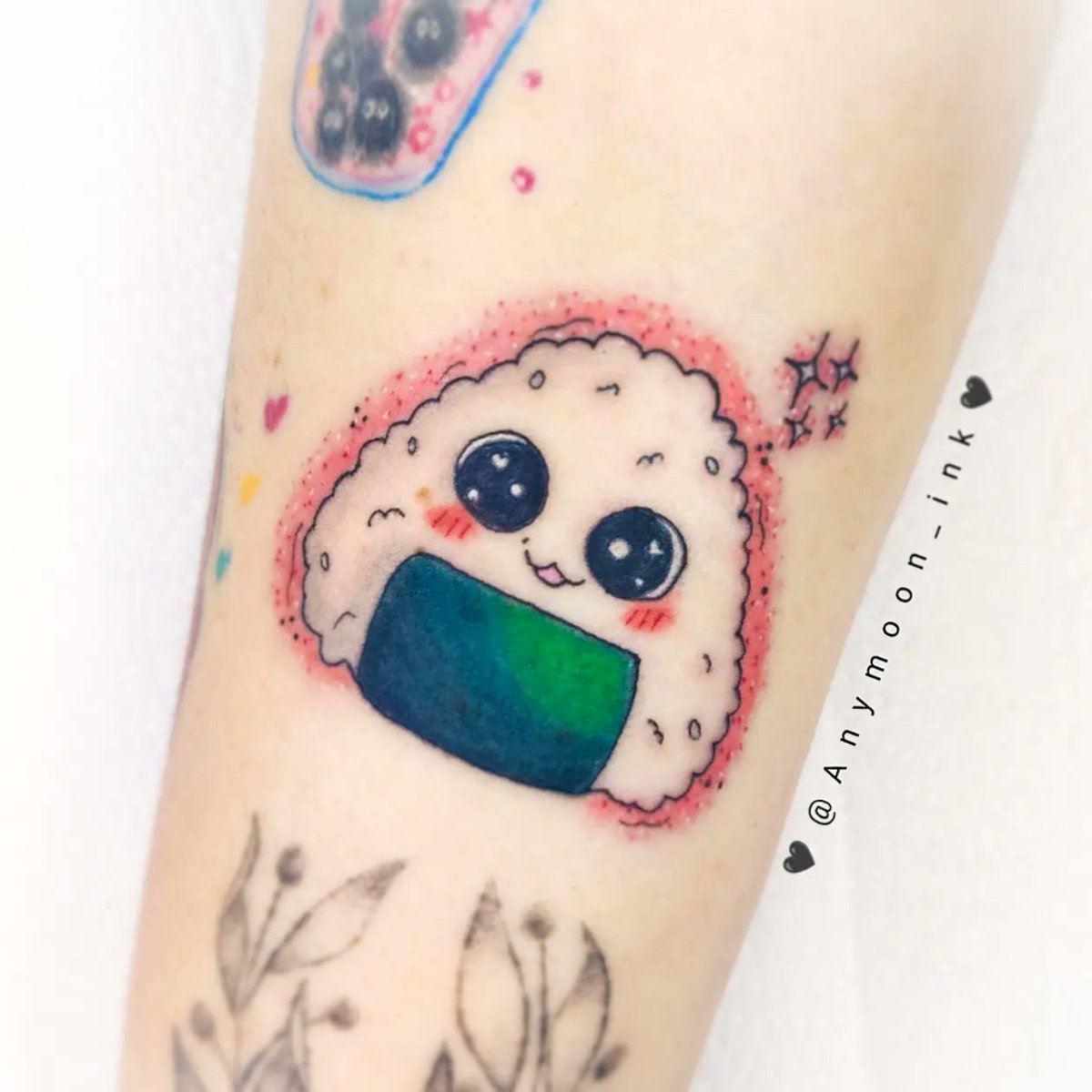 Anymoon_ink's tweet photo. Eu fiz a tatau pensando mano, olha a carinha do Onigiri , NUNCA DARIA P COMER , óia a carinha de nenê
.
.
#anymoon #anymoonink #tattoo #tatuagem #tattoos #TattooColour #tattooidea #kawaii #kawaiitattoo https://t.co/IQzjbqbSAh