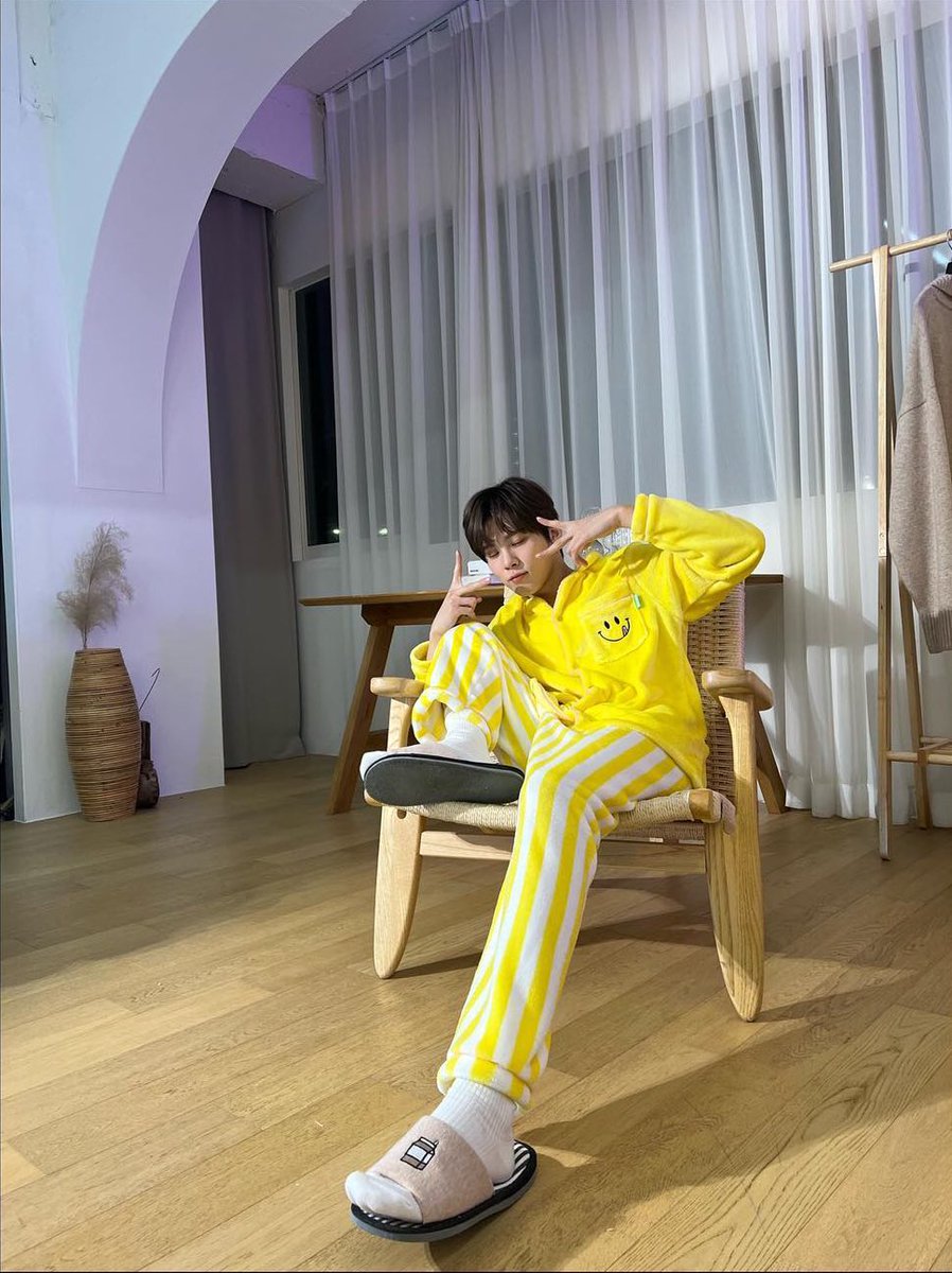 jibseok's tweet photo. i hate wooseok 🥲🥲🥲 why didn't he ask for the pics and post them on woo.ddadda himself 🥲🥲🥲🥲 https://t.co/hqsBxSqLLJ