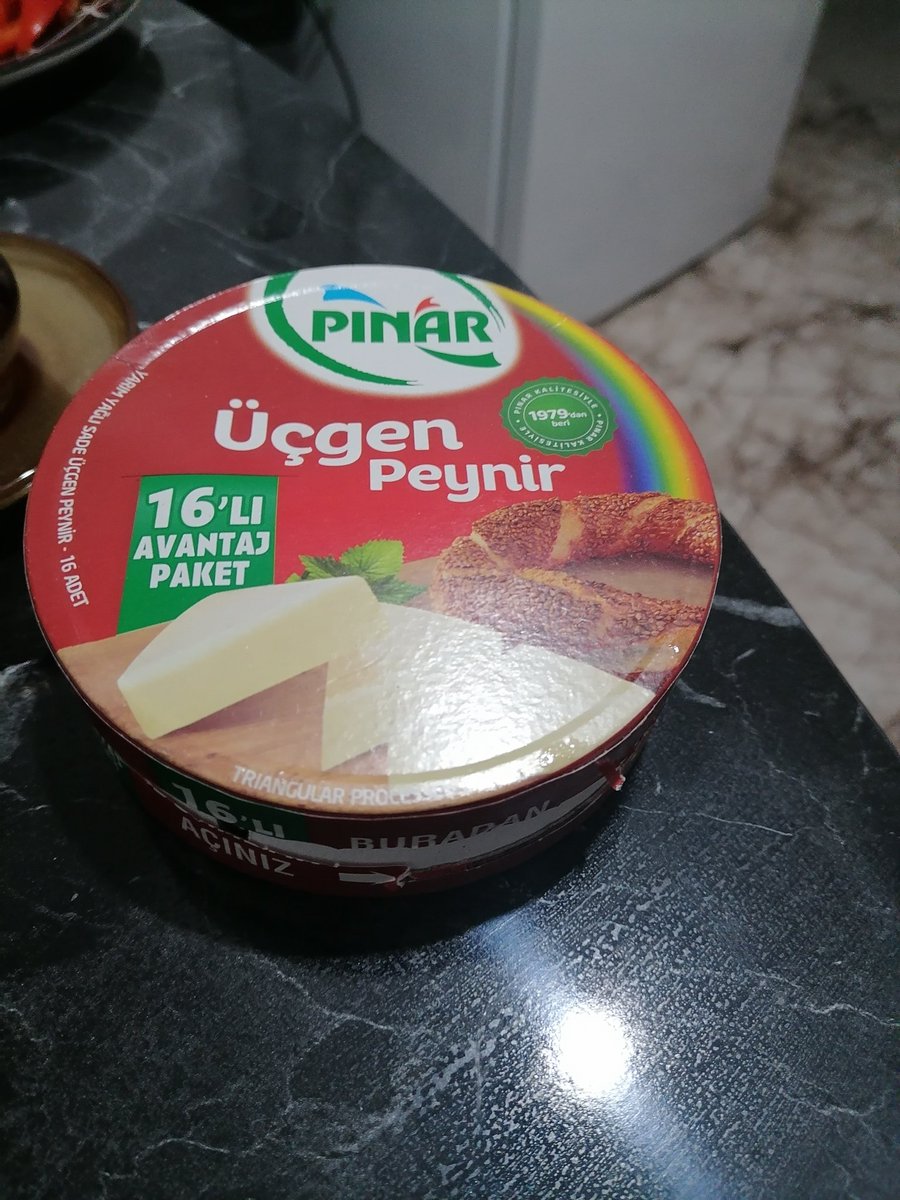 GizeemBas's tweet photo. @pinarhepyanimda Daha dün aldığımız üçgen peynirin içinden böyle birşey çıktı. Sahur sofrasında midem ağzıma geldi teşekkürler pınar. Bir güvenerek tükettiğimiz sen vardın, o da bitti artık. https://t.co/kQ4msc5CCN